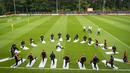 Pemain Belanda melakukan pemanasan saat mengikuti latihan di Zeist (9/10/2019). Timnas Belanda akan bertanding melawan Irlandia Utara pada grup C kualifikasi Euro 2020 di Stadion Feijenoord. (Jerry Lampen/ANP/AFP)