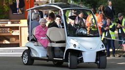 Ratu Inggris Elizabeth II duduk dalam buggy saat mengunjungi Royal Horticultural Society (RHS) Chelsea Flower Show di Royal Hospital Chelsea, London, Inggris, 23 Mei 2022. (Paul Grover/Pool via AP)