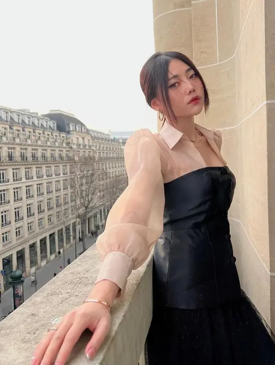 Tampil memesona dalam balutan dress dan riasan makeup fresh dan natural, penampilan Wendy kali ini dipuji cantik mirip artis Korea. (Instagram/wendywalters).