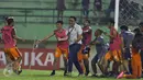 Pemain dan official PBFC merayakan kemenangan laga 8 besar Piala Presiden 2017 melawan Madura United di Stadion Manahan Solo, Sabtu (25/2). PBFC unggul adu penalti 5-4 (0-0). (Liputan6.com/Helmi Fithriansyah)