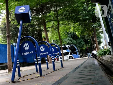 Kondisi fasilitas untuk pesepeda di salah satu jalan yang ada di Jakarta, Jumat (25/4/2025). (Liputan6.com/Herman Zakharia)