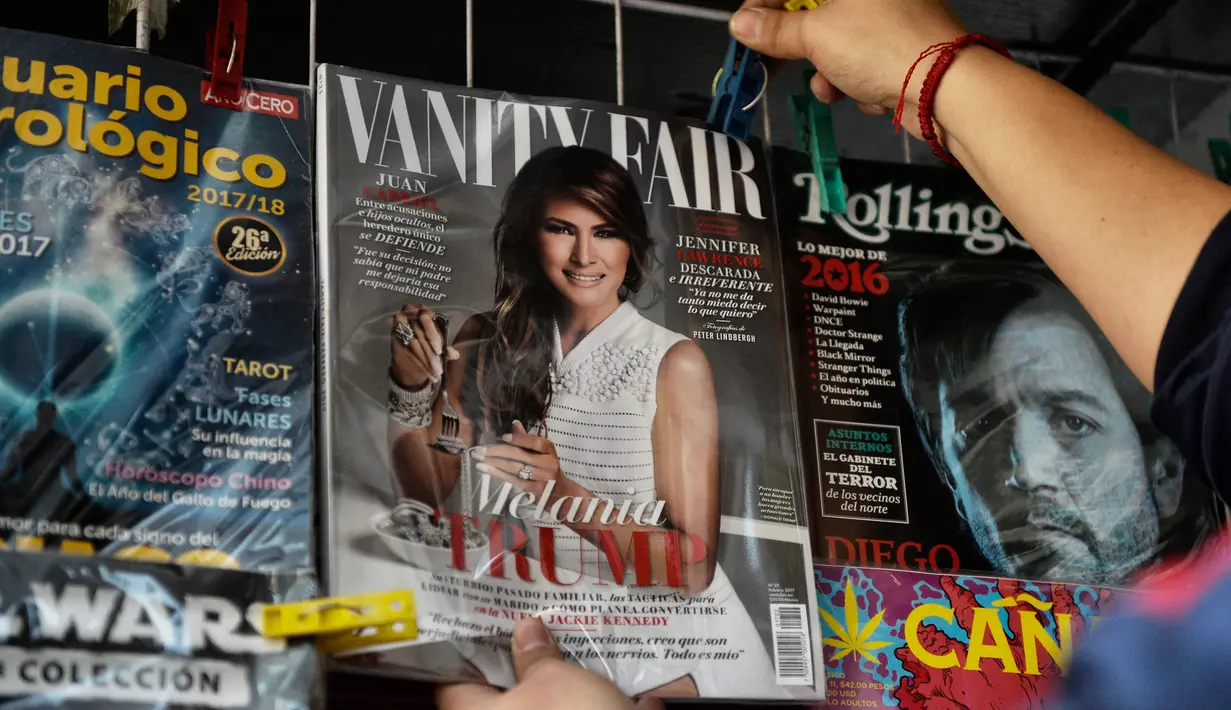 Majalah Vanity Fair Mexico edisi Februari, dengan cover bergambar Melania Trump di sebuah lapak di Meksiko, 30 Januari 2017. Tampil sebagai model cover dengan predikatnya sebagai Ibu Negara, Melania Trump terlihat glamor. (PEDRO PARDO/AFP)