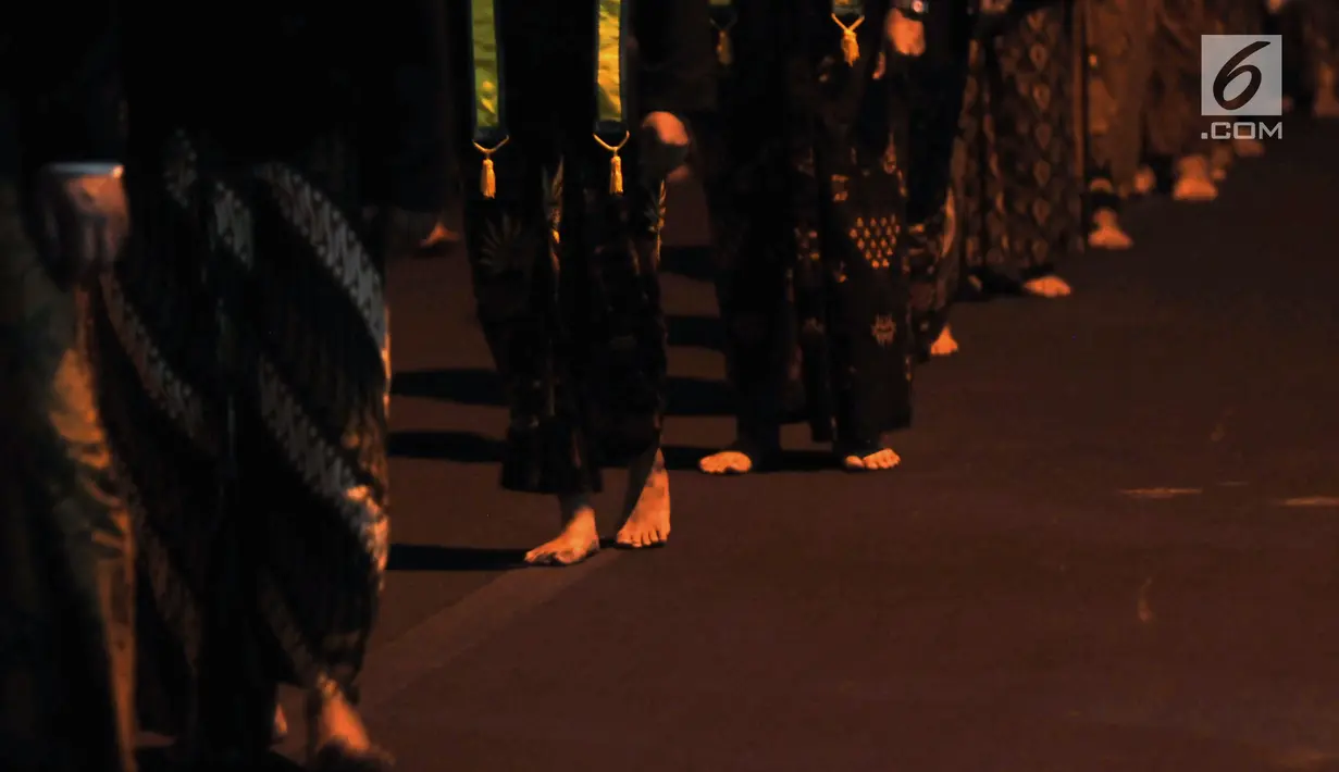 Sejumlah abdi dalem serta kerabat melakukan laku bisu dalam ritual Kirab Pusaka Pura Mangkunegaran menyambut Satu Syuro di Solo, Sabtu (31/8/2019) malam. Ritual tersebut merupakan tradisi setiap memasuki tahun baru Islam. (merdeka.com/Iqbal S Nugroho)