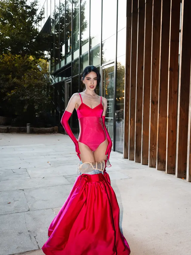 Gaya Memikat Artis Thailand Davika Hoorne dengan Dress Melorot hingga Outer Berbulu di Victoria's Secret Fashion Show 2025