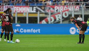 Para pemain AC Milan tampak lesu setelah kemasukan gol pada laga Serie A/Liga Italia antara AC Milan vs Udinese di Milan, Italia, Sabtu, 11 April 2026. (AP Photo/Antonio Calanni)