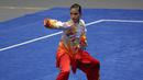 Atlet Wushu Indonesia, Alisya Mellynar saat bertanding dalam cabang olahraga Wushu nomor Taolu Tajiquan Wanita SEA Games 2021 yang berlangsung di Cau Giay Gymnasium, Hanoi, Sabtu (14/5/2022). Ia berhasil meraih medali emas setelah mengumpulkan skor 9,71. (Bola.com/Ikhwan Yanuar)