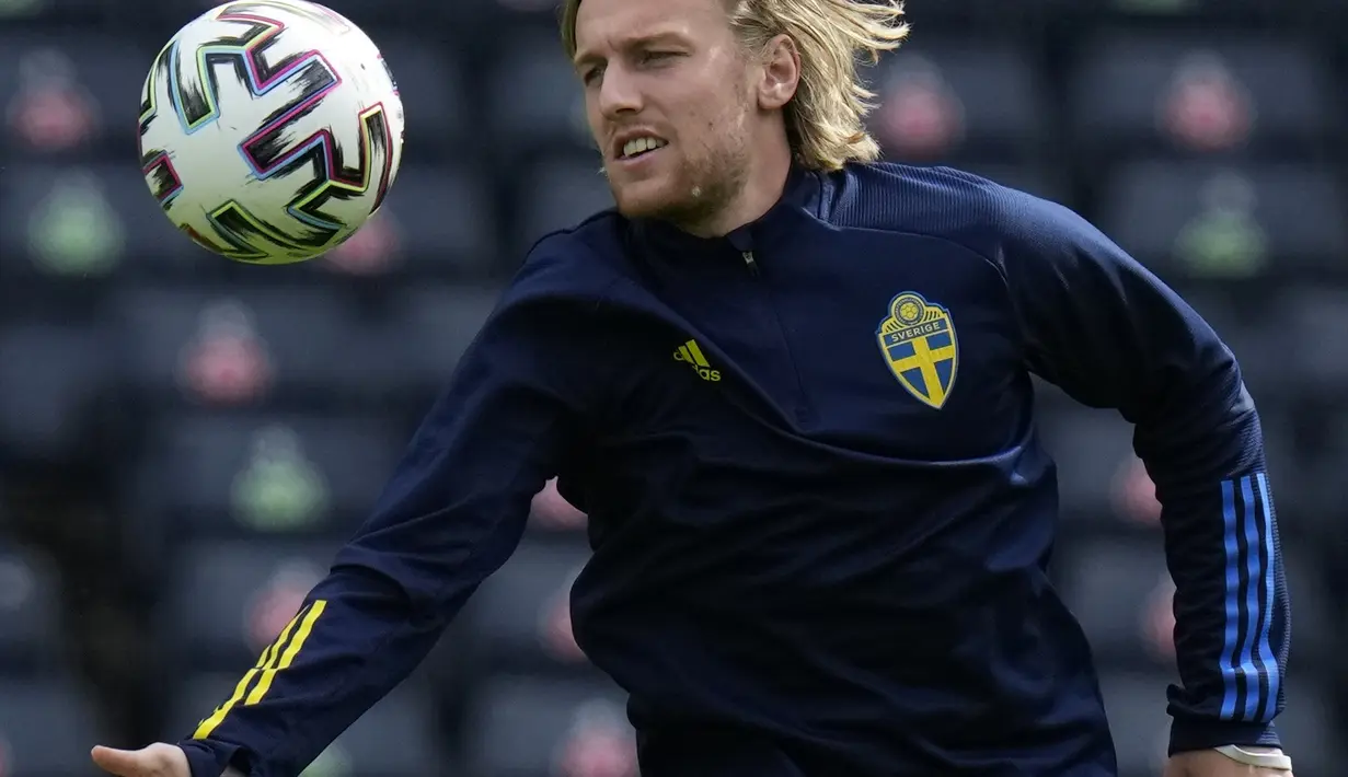 Gelandang Swedia, Emil Forsberg saat sesi latihan di Stadion Hampden Park di Glasgow, Senin (28/6/2021). Timnas Swedia akan berhadapan dengan Timnas Ukraina di babak 16 besar Euro 2020, Rabu (30/6/2021). Pertandingan ini akan digelar di Hampden Park, Glasgow. (AP Photo/Petr David Josek)