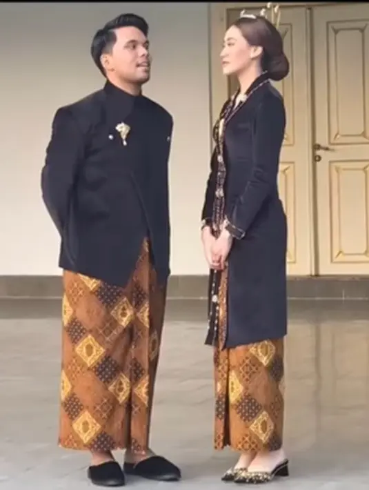 Aaliyah Massaid mengenakan kebaya kutu baru panjang berwarna hitam velvet. Detail corak floral di sepanjang kerahnya yang memanjang hingga ke bawah mempercantik penampilannya secara keseluruhan. [Foto: Instagram/dimassinggih]