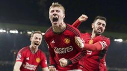 Pemain Manchester United, Rasmus Hojlund, melakukan selebrasi setelah mencetak gol ke gawang Aston Villa pada pekan ke-19 Premier League 2023/2024 di Stadion Old Trafford, Rabu (27/12/2023). Gol itu juga menjadi penentu kemenangan MU atas Aston Villa dengan skor 3-2. (AP Photo/Martin Rickett)