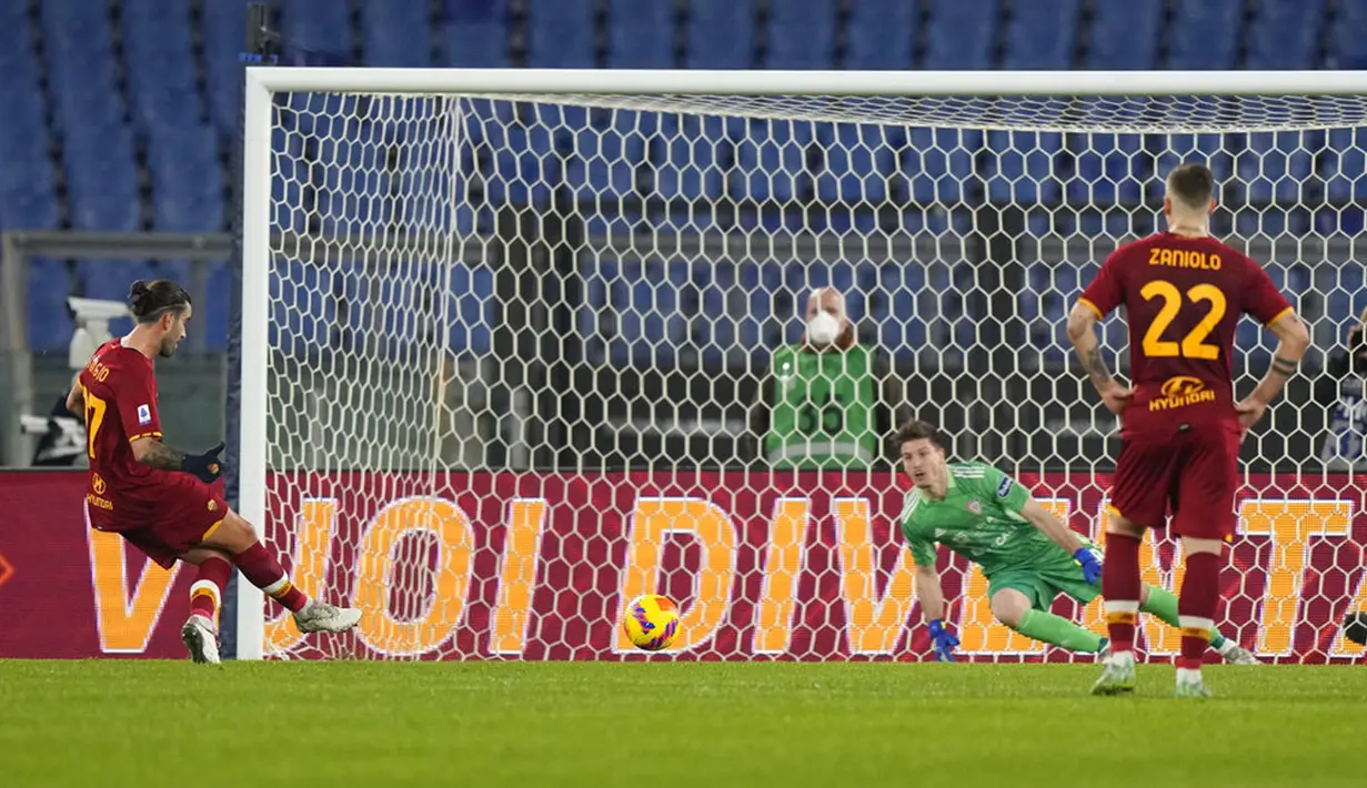 Pemain AS Roma Sergio Oliveira (kiri) mencetak gol ke gawang Cagliari pada pertandingan sepak bola Liga Italia di Stadion Olimpiade Roma, Italia, 16 Januari 2022. AS Roma berhasil mengalahkan Cagliari 1-0. (AP Photo/Andrew Medichini)