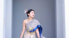 Mengenakan Chut Thai, pakaian tradisional Thailand ini membuat Ghea Youbi bak warga lokal. Pakaian ikonik ini memang kerap jadi pilihan seleb dunia saat berkunjung ke kuil Wat Arun di Thailand. (Lipitan6.com/IG@gheayoubi)