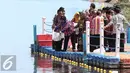 Menteri LHK, Siti Nurbaya melepas benih ikan patin di Sungai Siak, Kabupaten Siak, Riau (Jumat (22/7). Puncak Hari Lingkungan Hidup Sedunia Tingkat Nasional 2016 ini diikuti 300 sampan dan mengangkat tema "Go Wild for Life". (Liputan6.com/Faizal Fanani)