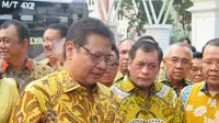 Ketum Partai Golkar Airlangga Hartarto mengajak 34 Ketua DPD tingkat I Partai Golkar bertemu Presiden Jokowi, Senin (1/7/2019) (Liputan6.com/Lizsa Egeham)