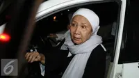 Ratna Sarumpaet menaiki mobil seusai menjalani pemeriksaan di gedung Mako Brimob Kelapa Dua, Depok, Sabtu (3/12/2016). Ratna menyebut dirinya tidak hadir pada kegiatan 1 Desember dan tidak ikut bertanggung jawab. (Liputan6.com/Herman Zakharia)