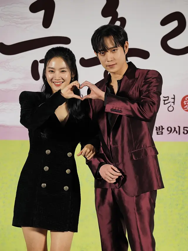 Kim Young Dae dan Park Ju Hyun bintangi serial The Forbidden Marriage. (Foto: Prime Video)