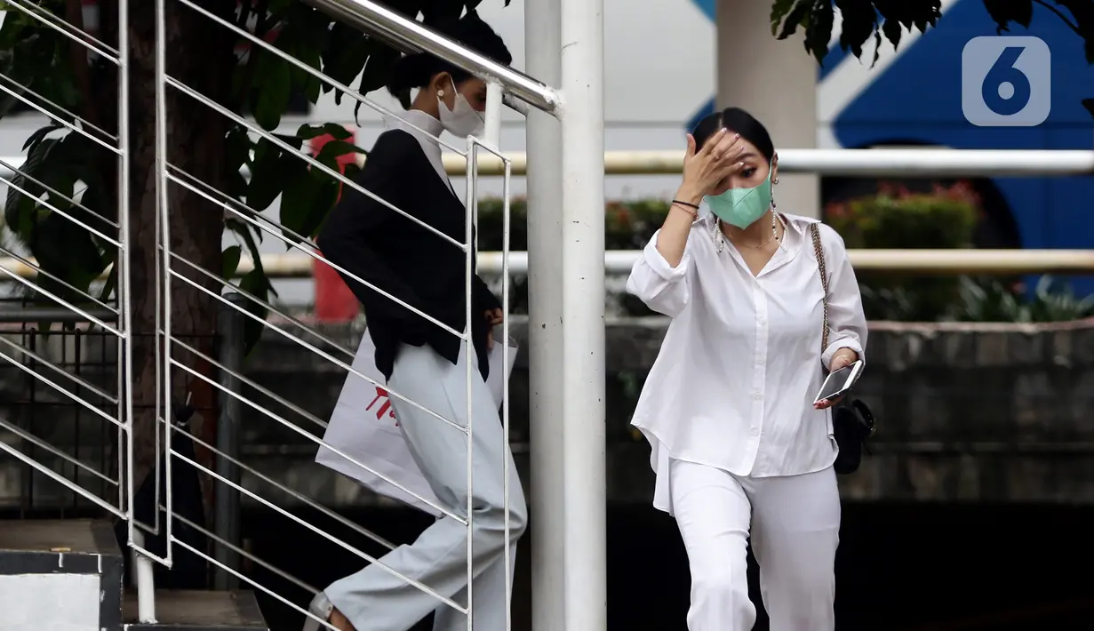 Warga beraktivitas dengan tetap mengenakan masker di kawasan Kuningan, Jakarta, Jumat (22/10/2021). Pemerintah mengingatkan masyarakat untuk tetap waspada dan selalu mematuhi protokol kesehatan menyusul prediksi bakal terjadinya gelombang ketiga COVID-19. (Liputan6.com/Helmi Fithriansyah)