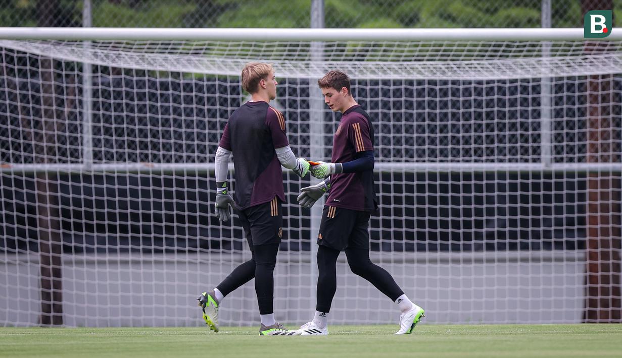Dua kiper Timnas Jerman U-17, Max Schmitt (kanan) dan Louis Babatz saat latihan jelang laga final Piala Dunia U-17 2023 di Lapangan Kota Barat, Solo, Kamis (30/11/2023). (Bola.com/Bagaskara Lazuardi)