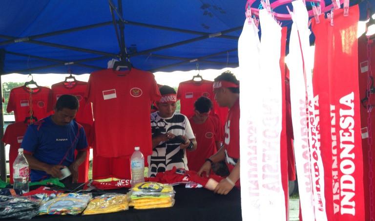 Para pedagang atribut mendapat berkah dengan kehadiran para suporter timnas Indonesia yang ingin menonton laga kontra Filipina pada SEA Games 2017 di Stadion Shah Alam, Selangor, Kamis (17/8/2017). (Bola.com/Benediktus Gerendo Pradigdo)