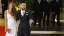Bintang Barcelona, Lionel Messi, didampingi sang istri, Antonella Ruccozzo, menyapa wartawan usai mengadakan resepsi pernikahan di Kompleks City Center, Santa Fe, Jumat (30/6/2017). (EPA/David Fernandez)