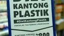 Papan bertuliskan 'Diet Kantong Plastik' di salah satu mini market di Pasar Baru, Jakarta, Senin (22/2). Peraturan ini serentak di 17 kota Indonesia dengan pembayaran Rp200 per kantong plastik. (Liputan6.com/Gempur M Surya)