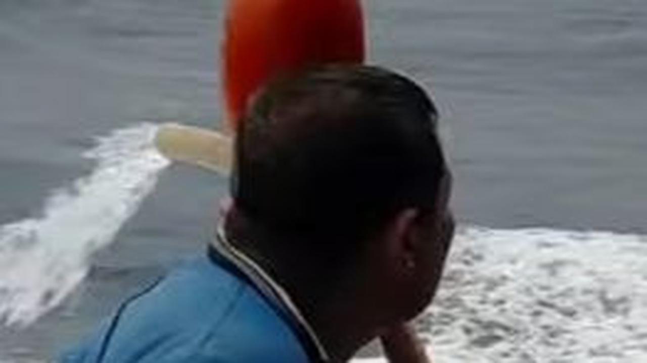 Demi Memenuhi Kebutuhan Keluarga, Para Nelayan Ini Rela Kehujanan di Kapal dan Terombang-ambing di Tengah Laut
