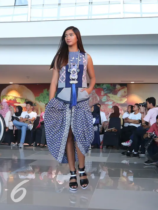 Busana karya desainer Danny Satriadi ikut memeriahkan fashion show di Terminal 3 Ultimate Bandara Soekarno Hatta, Tangerang, Banten, Rabu (20/7). (Liputan6.com/Angga Yuniar)