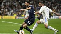 Gelandang Manchester City, Bernardo Silva berusaha mengontrol bola dari kawalan bek Real Madrid, Dani Carvajal&nbsp;pada pertandingan leg kedua semifinal Liga Champions di stadion Santiago Bernabeu, Spanyol, Kamis (5/5/2022). Madrid menang atas City 3-1 dan lolos ke babak final dengan agregat, 6-5, atas&nbsp;The Citizens. (AP Foto/Manu Fernandez)