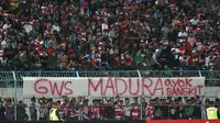 Suporter Madura United di Stadion Gelora Bangkalan, Bangkalan (2/12/2019). (Bola.com/Aditya Wany)