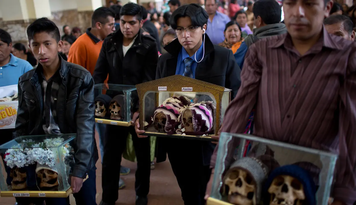 Sejumlah orang membawa tengkorak manusia yang dihias selama Festival Natitas di La Paz, Bolivia (8/11). Ritual ini digelar seminggu setelah Hari Mati di Bolivia. (AP Photo/Juan Karita)