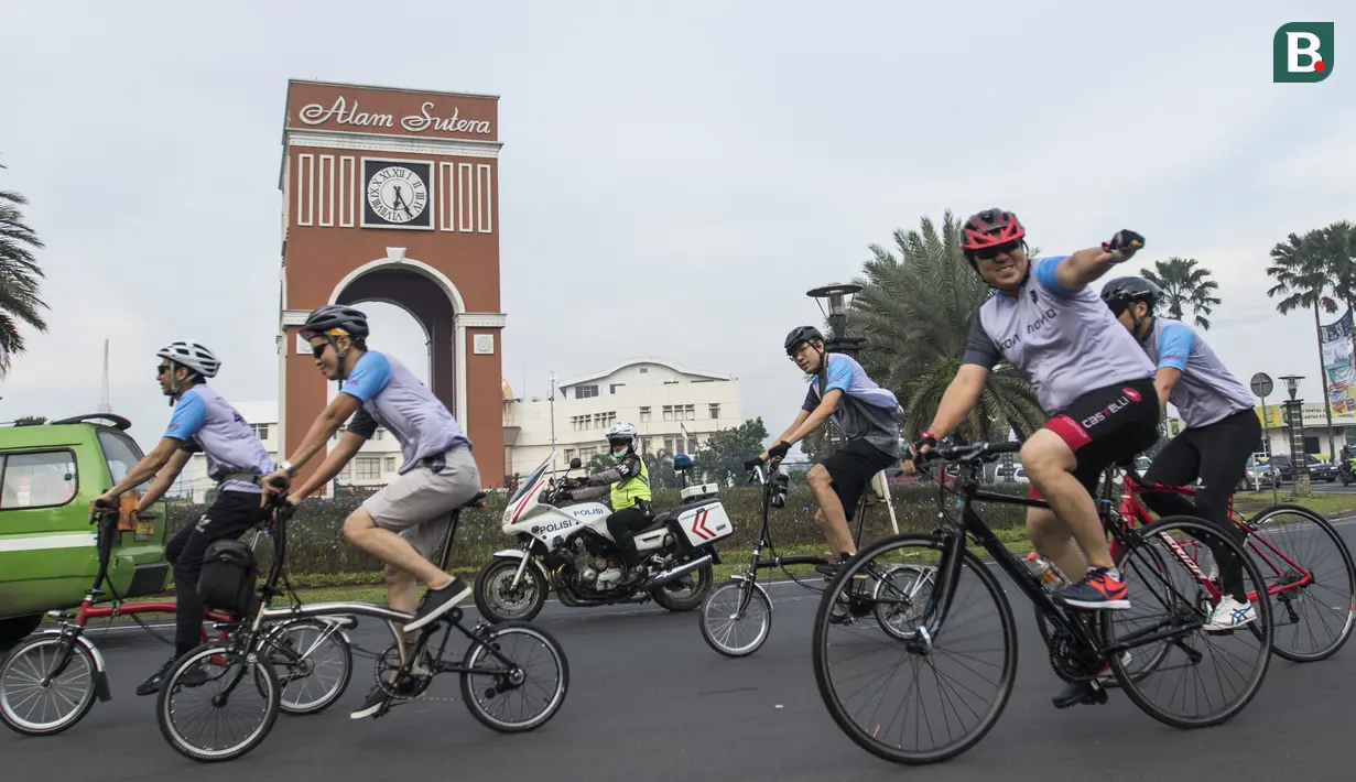 Para pesepeda menggowes saat mengikuti Bike 4round The City di Tangerang, Banten, Minggu (4/3/2018). Kegiatan yang diadakan dalam rangka ulang tahun Hotel Novotel ini menempuh jarak sekitar 50 kilometer. (Bola.com/Vitalis Yogi Trisna)