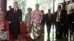 Presiden Ukraina, Petro Poroshenko bersama Gubernur DIY Sultan HB X melintasi Bangsal kencono kraton kesultanan Yogyakarta, (6/8). Usai ke kraton, Petro Poroshenko rencananya akan mengunjungi Candi Borobudur dan Prambanan. (Liputan6.com/Boy Harjanto)