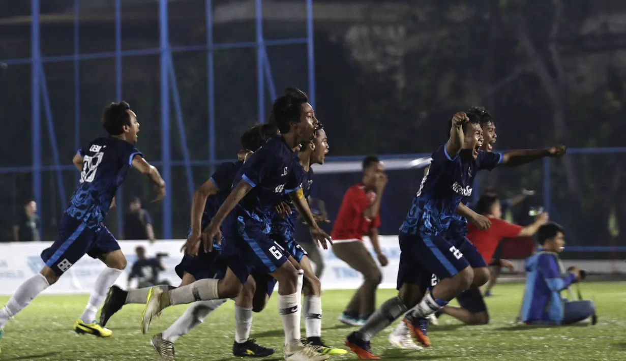 Pemain Kebsay FC merayakan juara Liga AYO 2 Jakarta 2019 di Lapangan Aldiron, Pancoran, Jakarta, Minggu (24/11). Babak Final Liga AYO Jakarta berlangsung ketat dan panas. (Bola.com/Yoppy Renato)