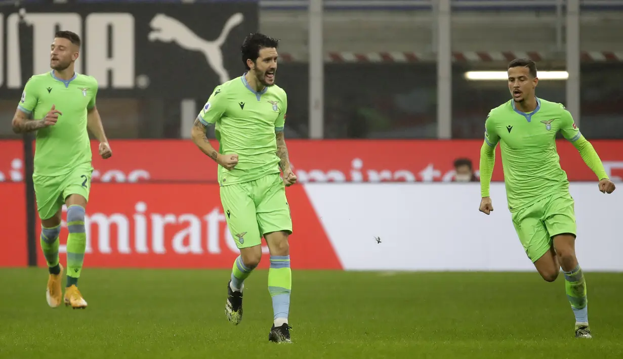 Bek Lazio, Luis Alberto (tengah) berselebrasi usai mencetak gol ke gawang AC Milan pada pertandingan lanjutan Liga Serie A Italia di stadion San Siro, Italia, Kamis (24/12/2020). (AP Photo/Luca Bruno)