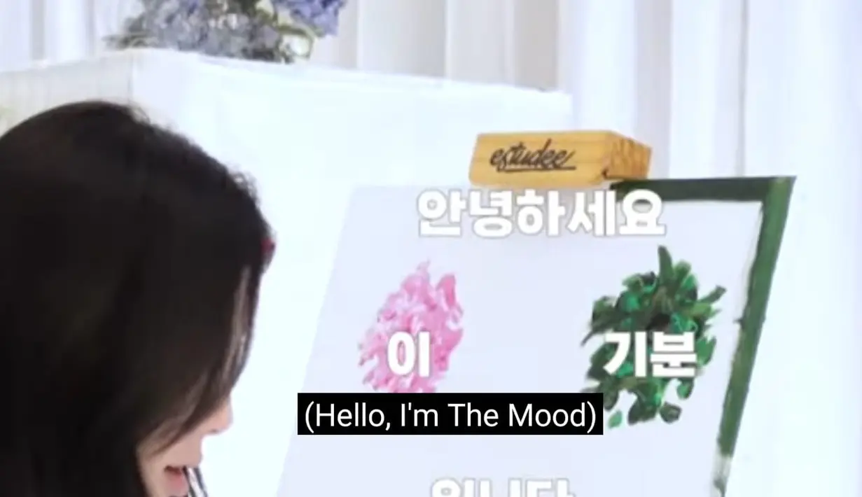 Sambil menunggu para staf menyiapkan sushi untuk menu makan siangnya, Taeyeon mengisi waktu dengan melukis. Katanya, hasil lukisannya mencerminkan suara hatinya saat itu. (Foto: YouTube/ Taeyeon Official)