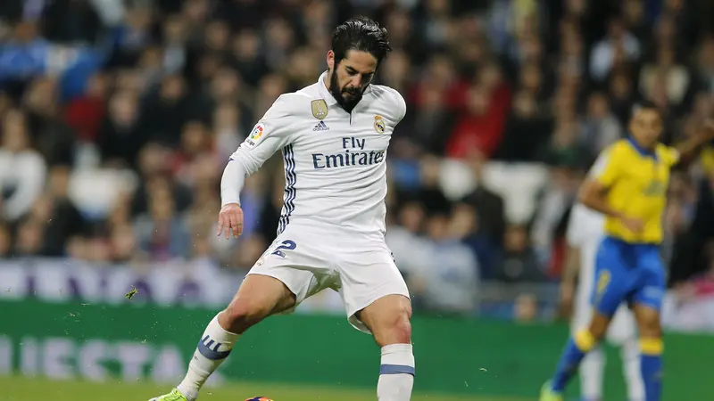 Gelandang Real Madrid Isco membuka skor pada pertandingan melawan Las Palmas di Estadio Santiago Bernabeu, Kamis (2/3/2017). 