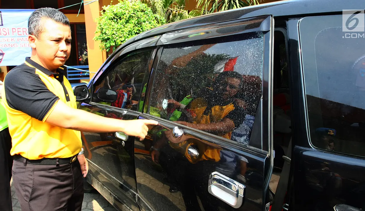 Kapolres Tangerang Selatan AKBP Ferdy Irawan menunjukkan bekas tembakan saat gelar perkara kasus pembobolan toko di Polsek Pamulang, Jumat (19/10). Pelaku menabrakkan mobilnya ke patroli tim Vipers Polsek Pamulang saat kepergok. (Merdeka.com/Arie Basuki)