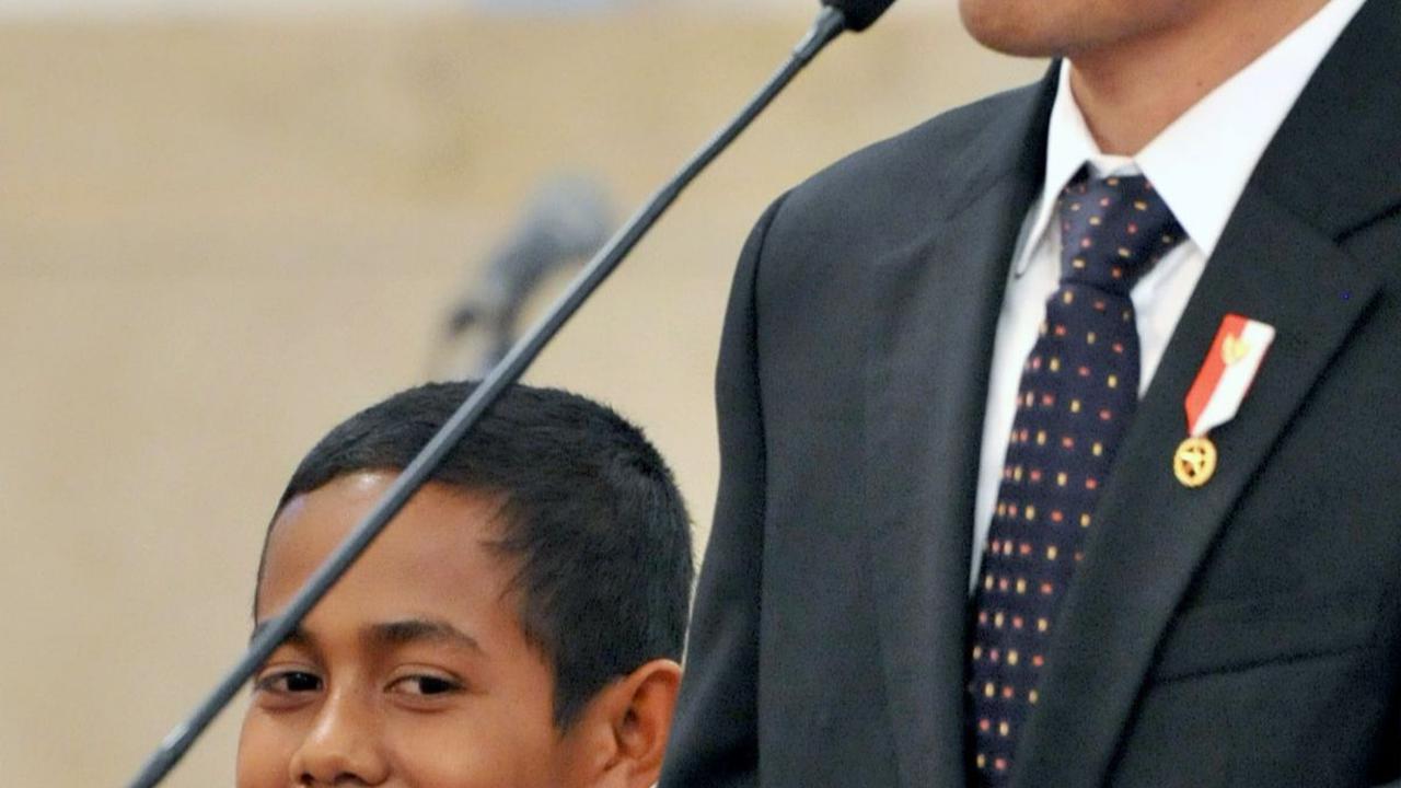 Joni pemanjat tiang bendera bersama Jokowi