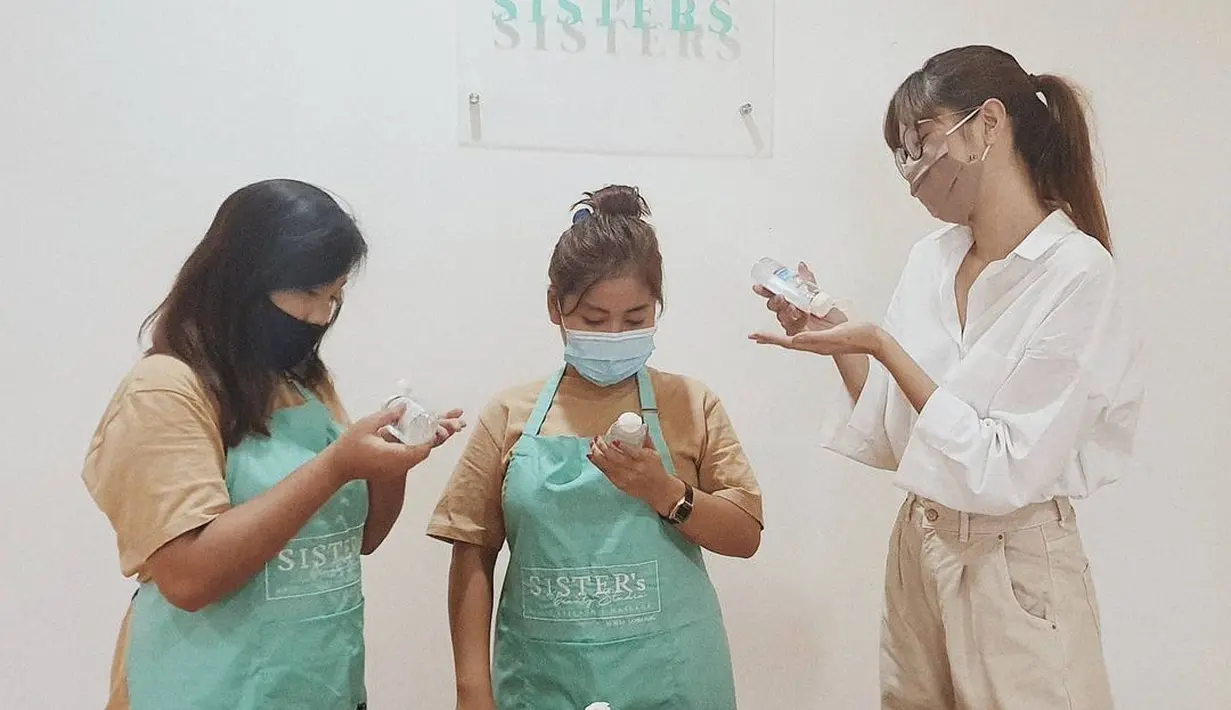 Kemeja putih dan celana khaki menjadi jodoh sejak lama (Instagram @miktambayong)