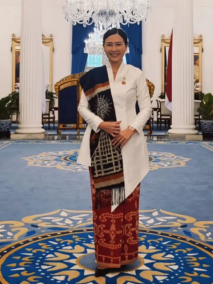 Veronica Tan Wakil Menteri PPPA yang tampil elegan mengenakan kebaya. [@veronicatan_official]
