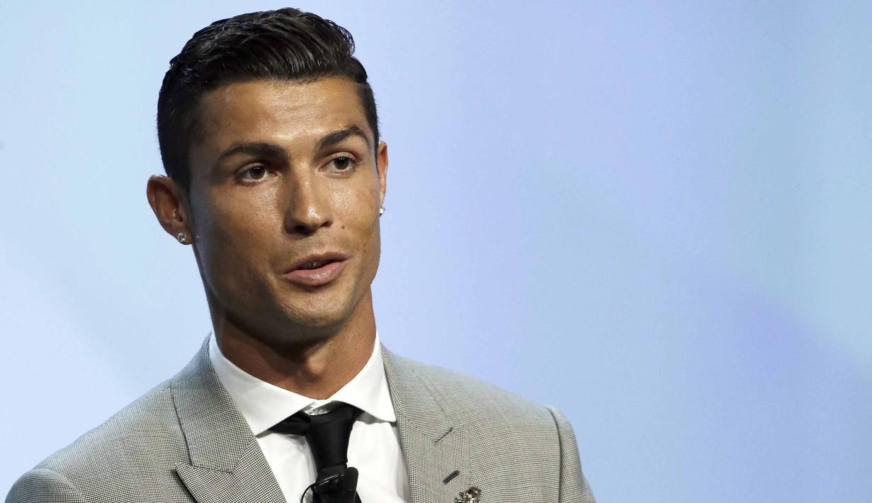 Cristiano Ronaldo menerima penghargaan Pemain Terbaik Eropa 2016-2017. Ronaldo terpilih sebagai yang terbaik karena sukses mengantarkan Real Madrid menjuarai Liga Champions yang ke-12 sepanjang sejarah klub. (AP Photo/Claude Paris)