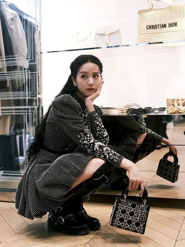 8 Pesona Mahal Jisoo BLACKPINK dengan Gaya Dark Chic di Dior Haute Couture Show, Visualnya Disebut Seperti Boneka