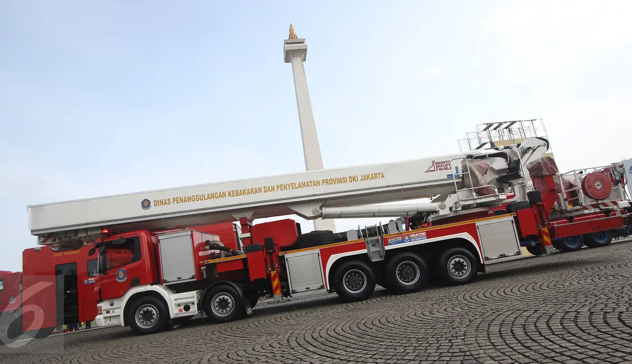 Deretan mobil kebakaran saat acara Upacara Perayaan Ulang Tahun Damkar ke-98, Jakarta Pusat, Rabu (1/3). Upacara itu turut diikuti oleh sekitar 1.000 petugas serta menampilkan sejumlah demo pemadaman. (Liputan6.com/Immanuel Antonius)