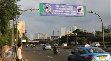 Sebuah spanduk uji coba penghapusan kawasan 3 in 1 terpasang di jalan Gatot Subroto, Jakarta, Minggu (3/4/2016). Uji coba penghapusan kawasan 3 in 1 akan dilakukan pada hari selasa (5/4) selama sepekan. (Liputan6.com/Herman Zakharia)