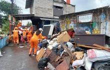 Perumda Pasar Jaya Berantas Penumpukan Sampah di Pasar Kramat Jati dengan Strategi Jangka Pendek dan Panjang