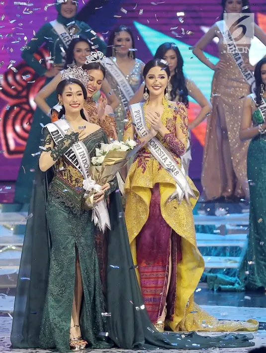 Ekspresi Frederika Alexis Cull (kiri) saat terpilih sebagai Puteri Indonesia 2019 di JCC, Jakarta, Jumat (8/3). Frederika Alexis Cull merupakan perwakilan Puteri Indonesia DKI Jakarta 1. (Fimela.com/Bambang E Ros)