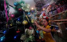 Berbagai pernak-pernik Natal hiasi kawasan Glodok