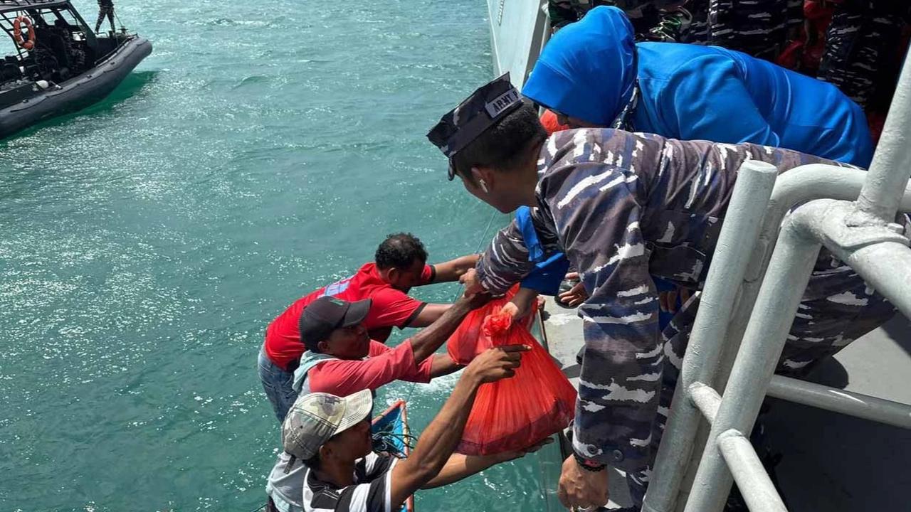 FOTO: TNI AL Salurkan Bantuan Sembako untuk Nelayan Kepulauan Aru