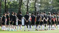 Kepala pelatih timnas Korea Selatan Shin Tae-yong (tengah) berbicara kepada para pemainnya selama sesi latihan untuk menghadapi Piala Dunia 2018 di National Football Centre di Paju, Korea Selatan, Rabu (23/5). (AP Photo/Lee Jin-man)