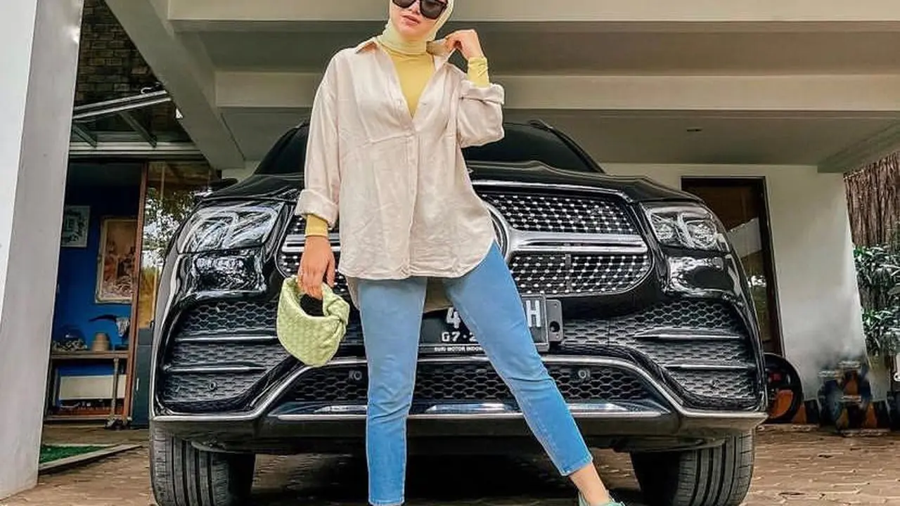 9 Ide Outfit Hijab Casual ala Cewek Kue, Cewek Mamba, dan Cewe Bumi dari Irish Bella hingga Putri Delina