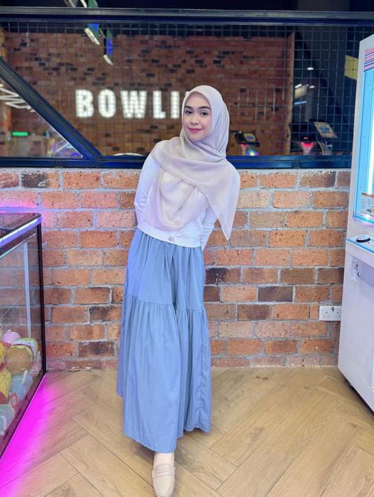 “19 tahun Tambah 10,” tulis Ricis di caption unggahannya. Ia tampil menawan mengenakan atasan warna putih dan rok jeans. Netizen ikut memberikan selamat di kolom komentar.  (Liputan6.com/IG/@riaricis1795)